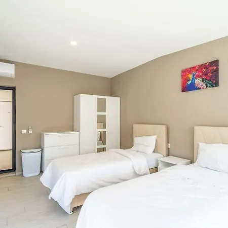Βίλα Cesme'de Plajlara Yakin, Ozel Havuzlu Villa-awz110 *