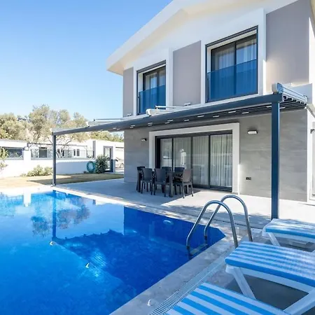 Cesme'de Plajlara Yakin, Ozel Havuzlu Villa-awz110
